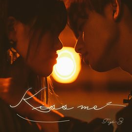 Cover image for Kiss Me